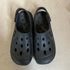 Boys black clogs size 2-3 non marking EUC